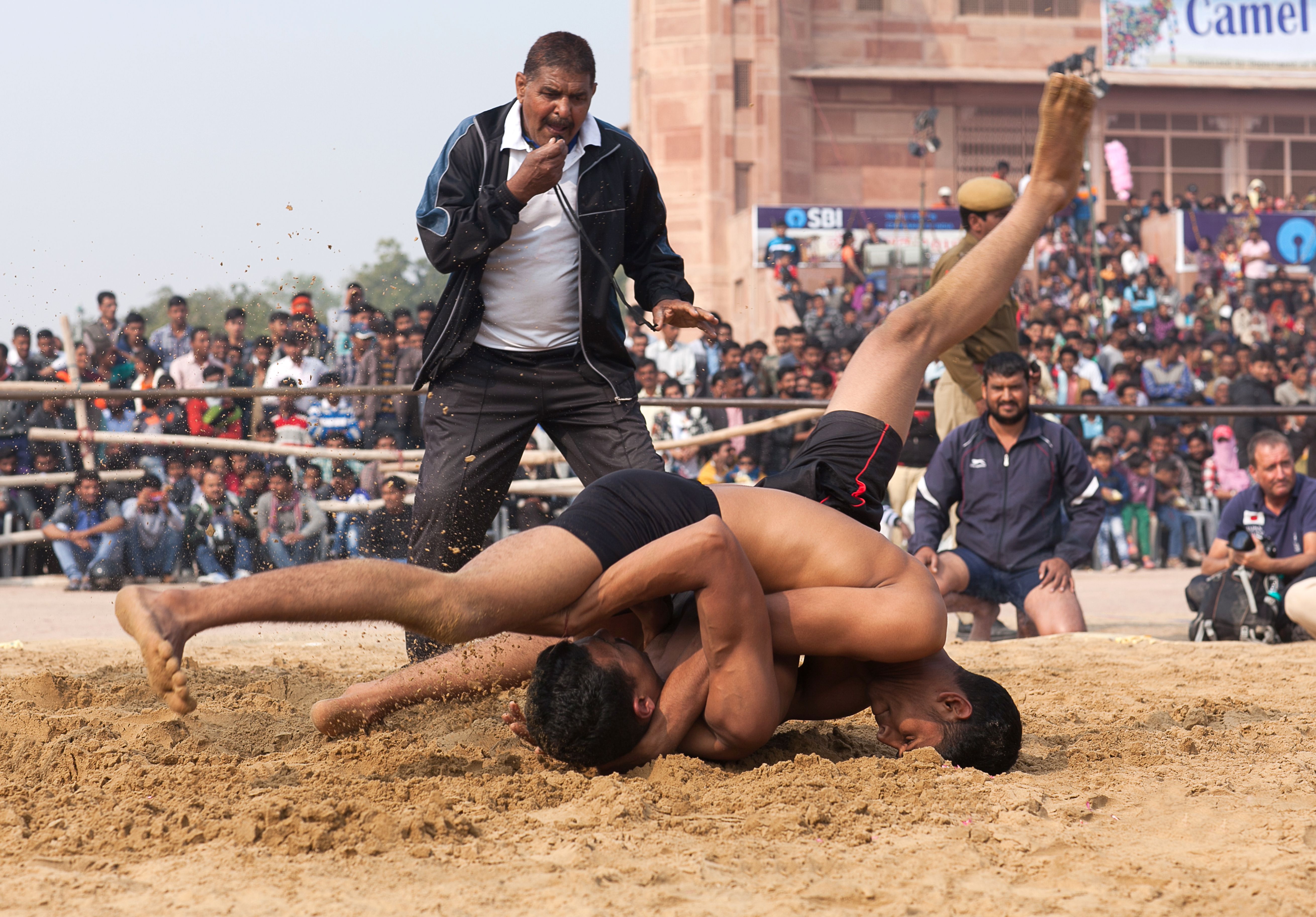 Bild zum Thema Kushti: Indisches Wrestling im Schlamm