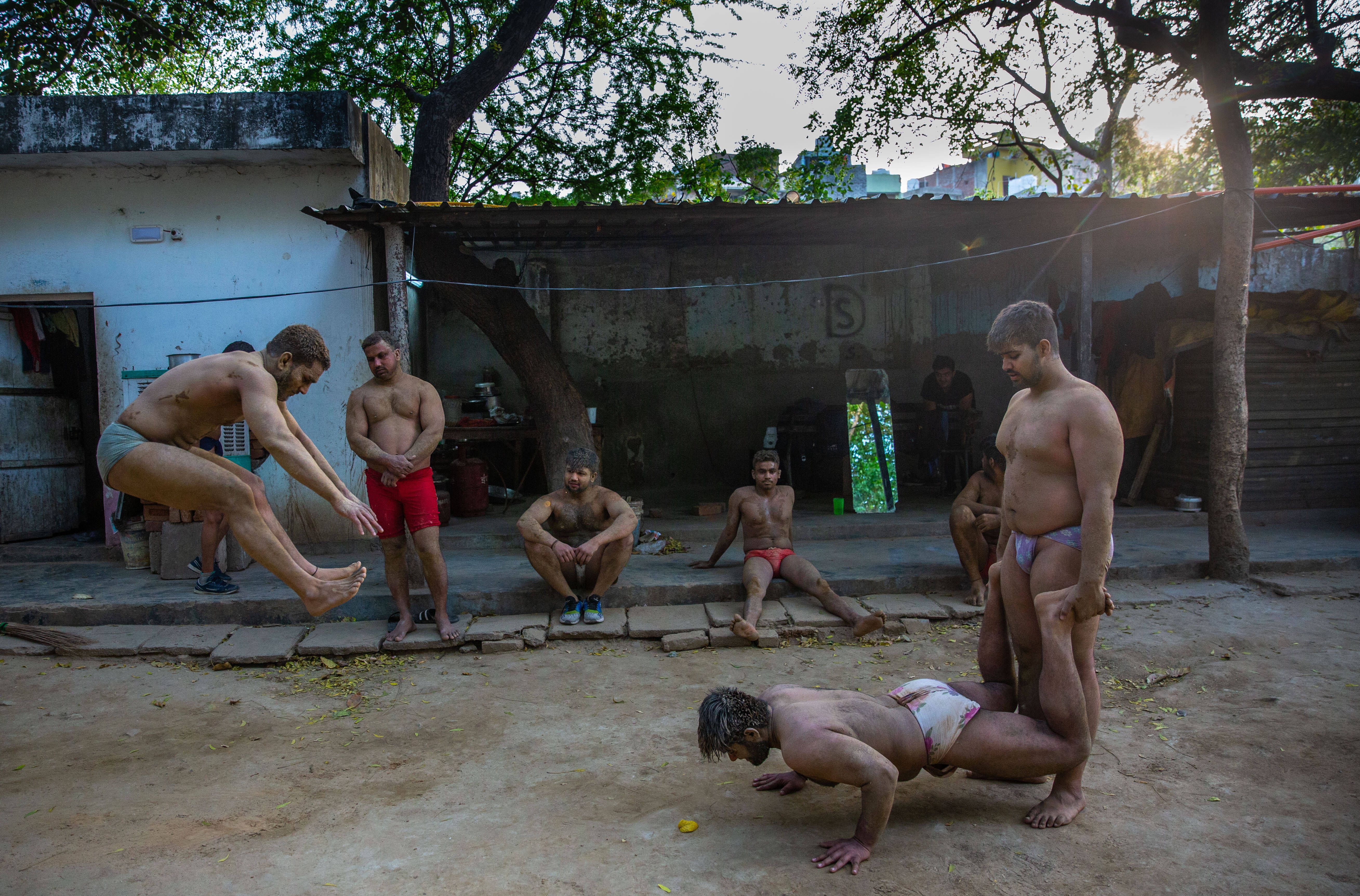 Bild zum Thema Kushti: Indisches Wrestling im Schlamm