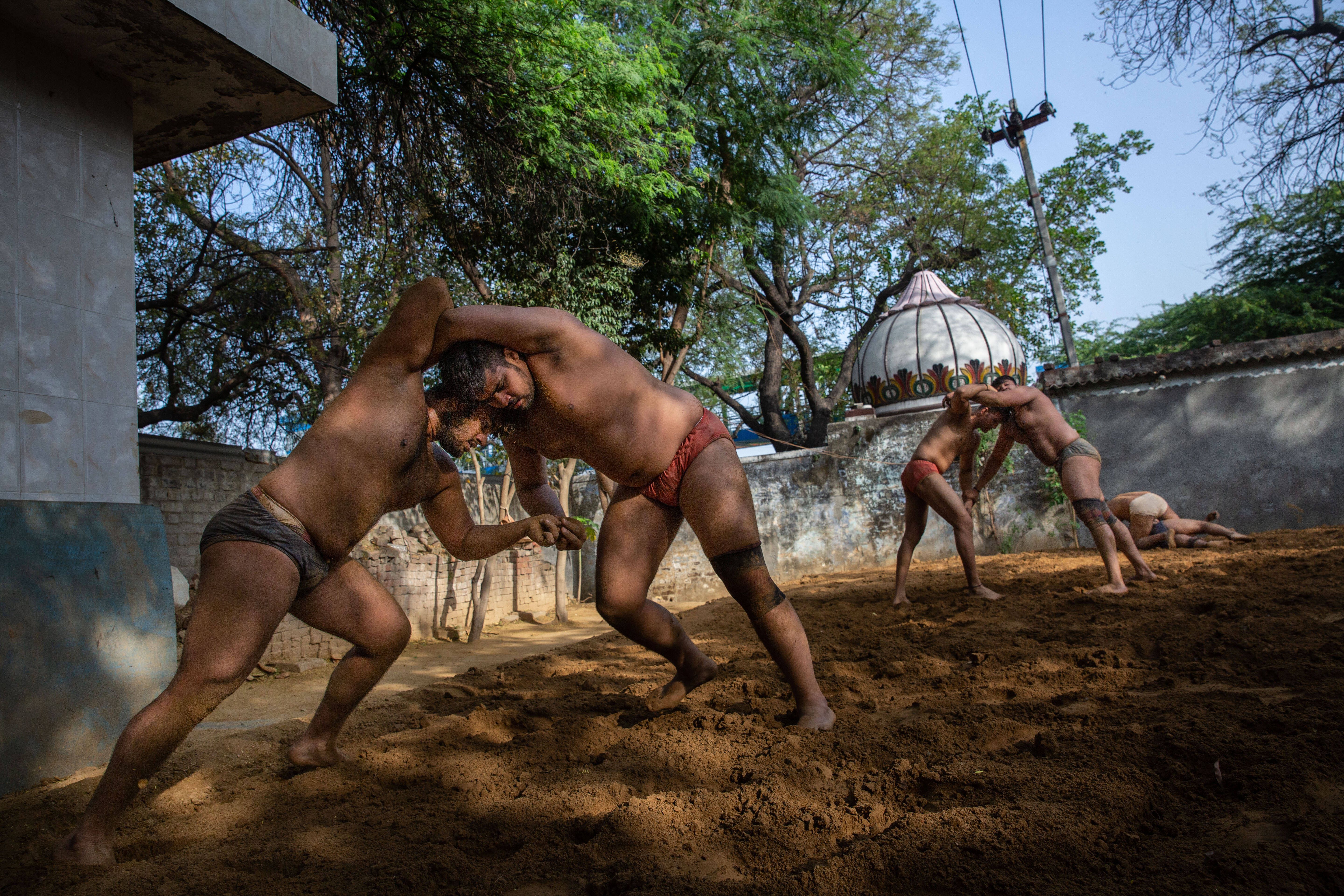 Bild zum Thema Kushti: Indisches Wrestling im Schlamm