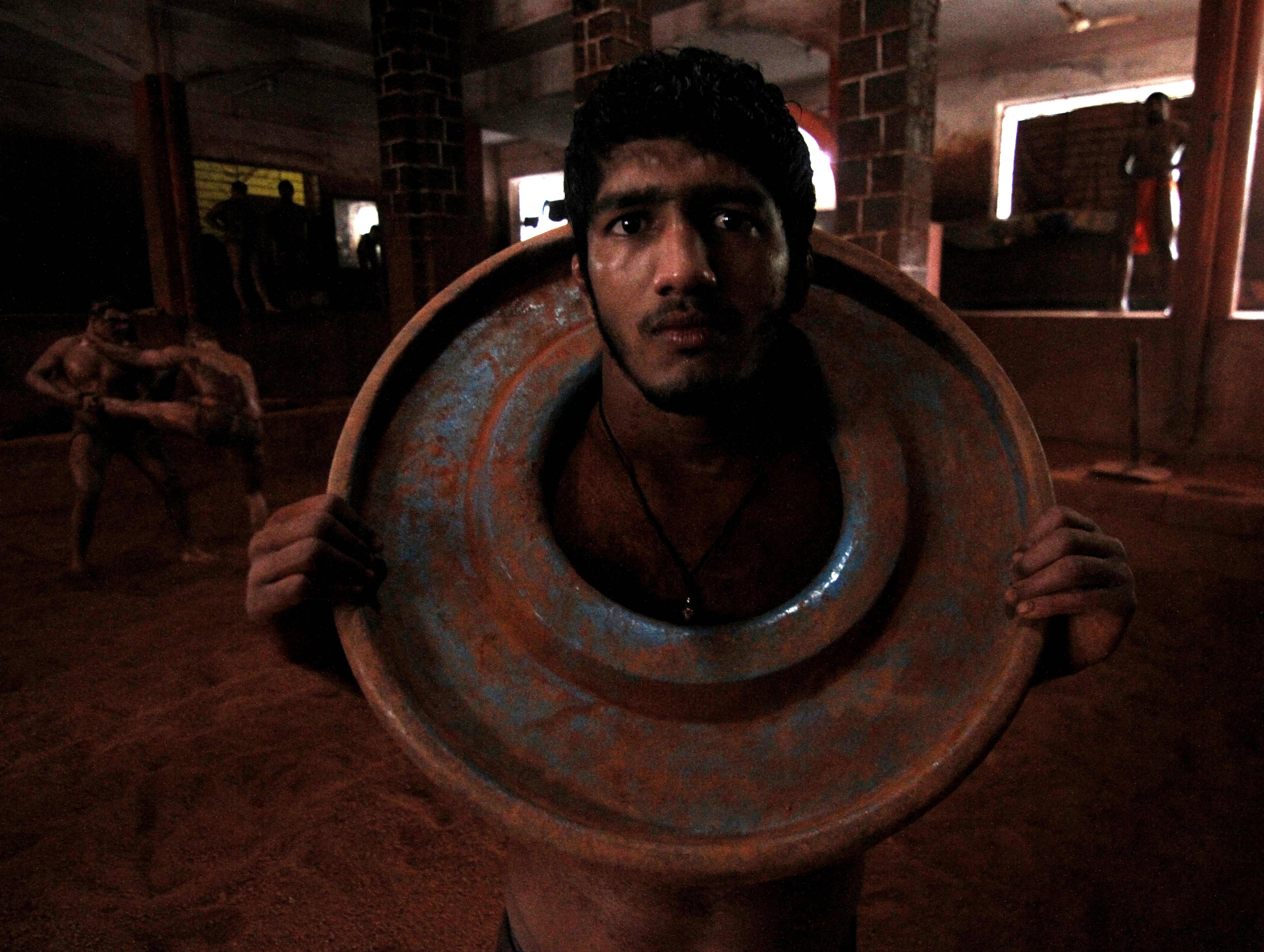 Bild zum Thema Kushti: Indisches Wrestling im Schlamm