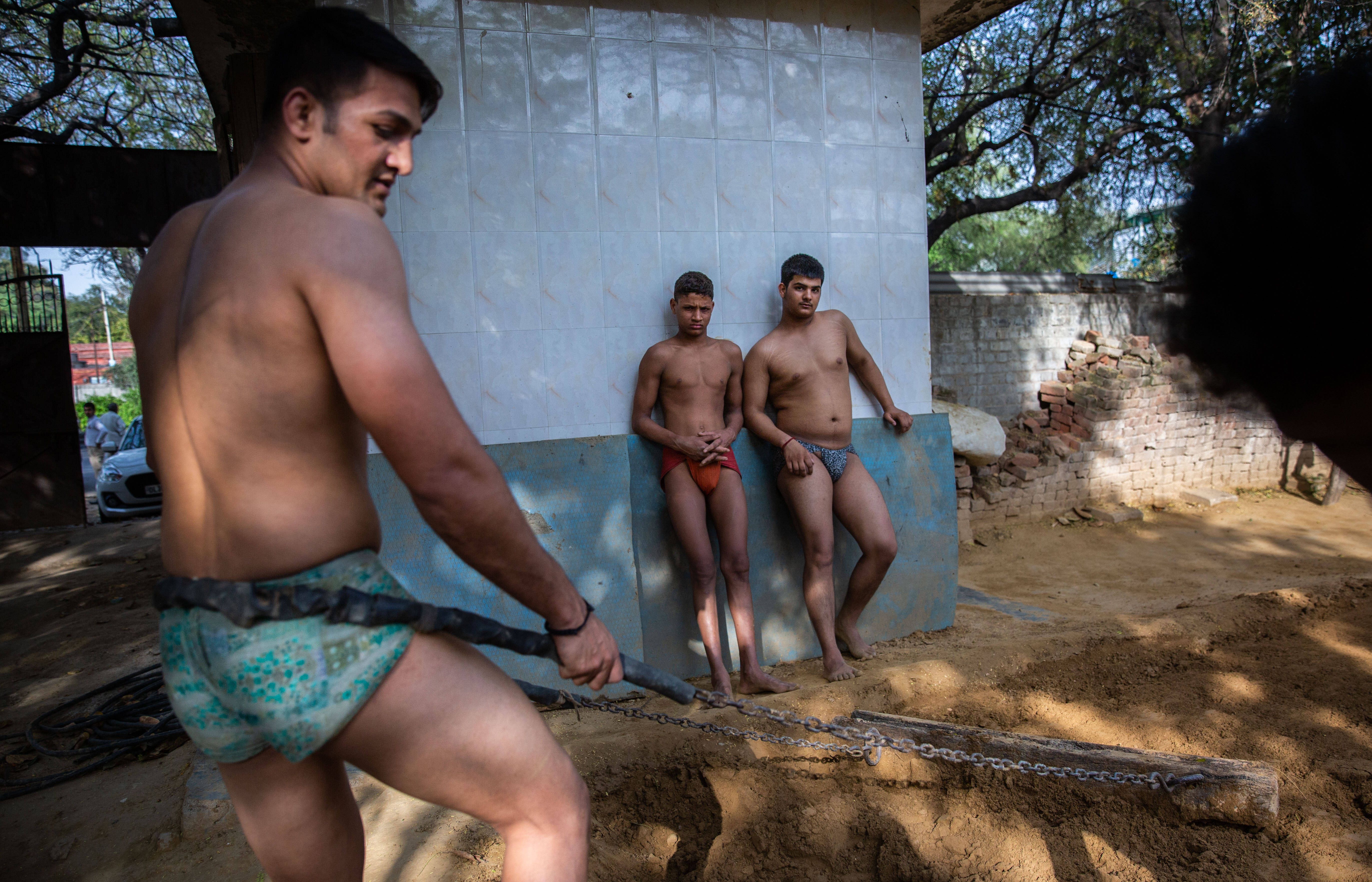 Bild zum Thema Kushti: Indisches Wrestling im Schlamm