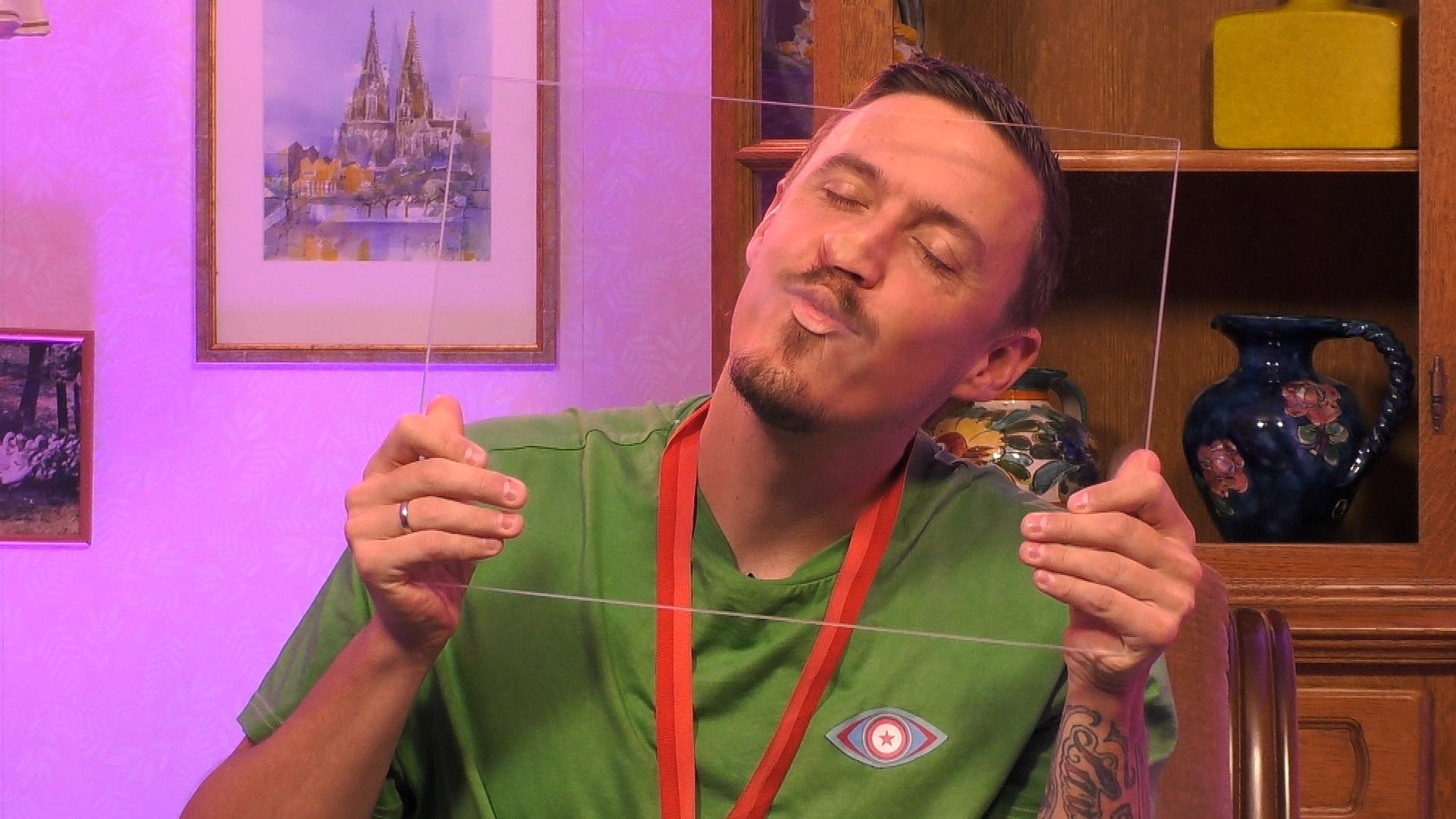 Bild zum Thema "Promi Big Brother" 2024: Der große Bruder bittet seine Bewohner:innen zur Knutsch-Challenge.