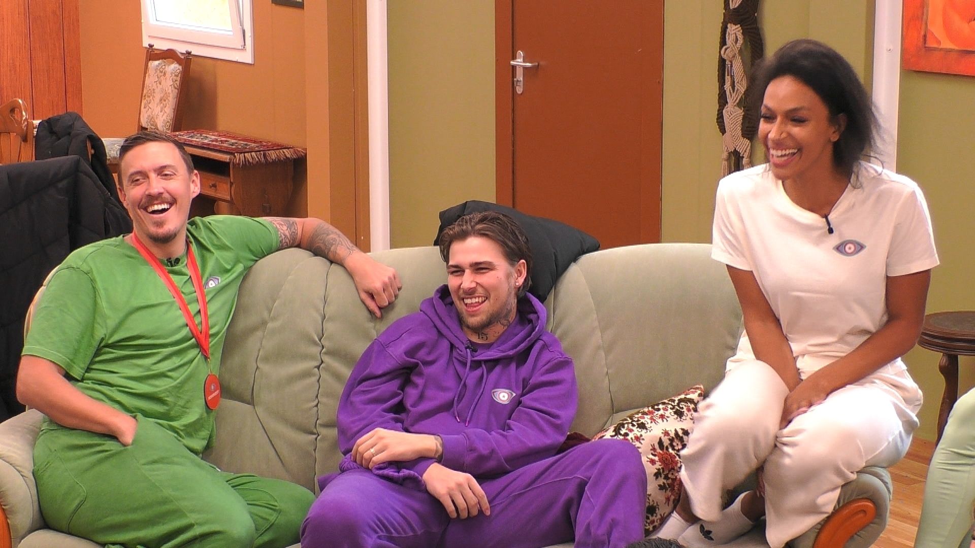Bild zum Thema "Promi Big Brother" 2024: Der große Bruder bittet seine Bewohner:innen zur Knutsch-Challenge.