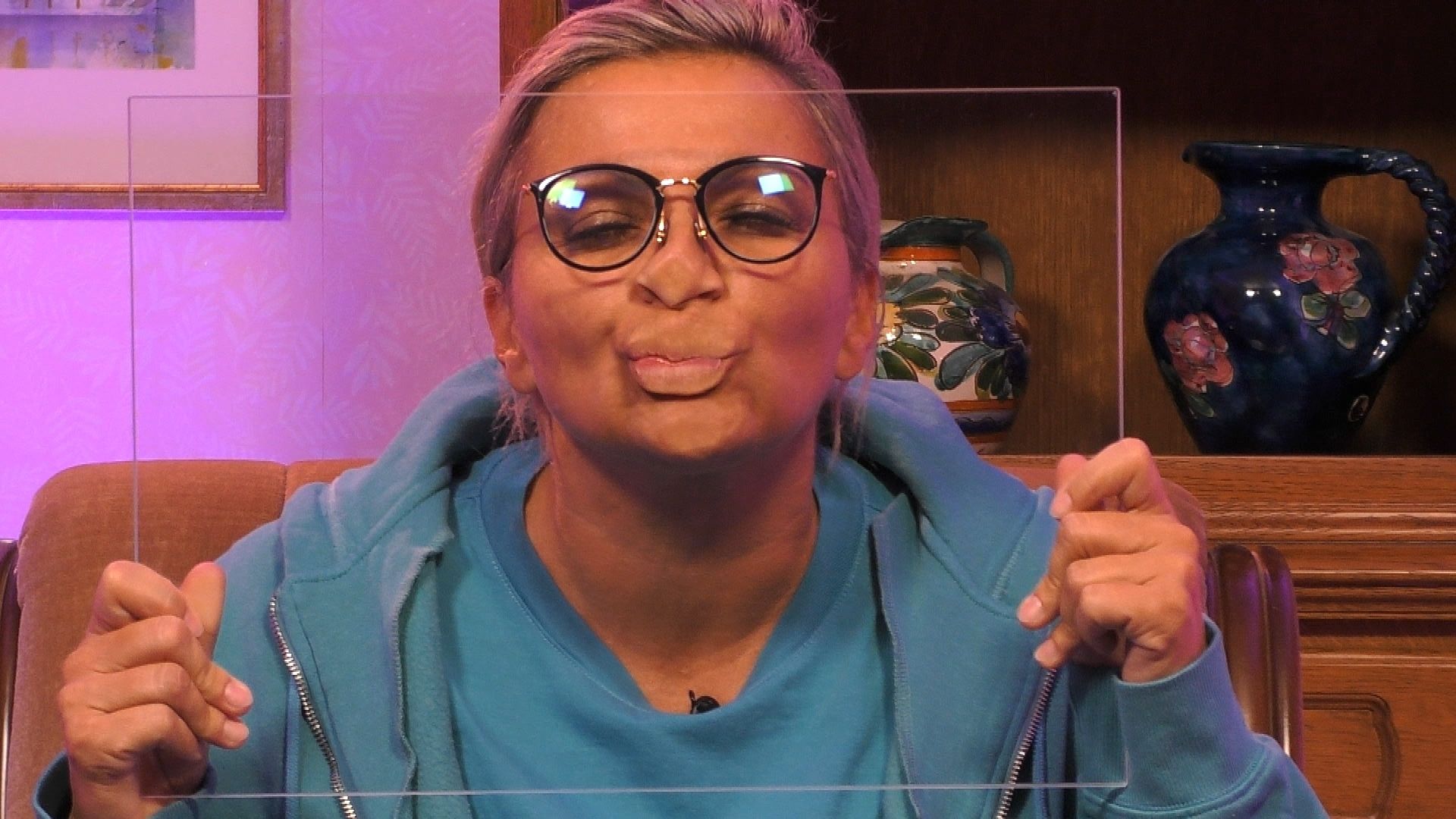 Bild zum Thema "Promi Big Brother" 2024: Der große Bruder bittet seine Bewohner:innen zur Knutsch-Challenge.