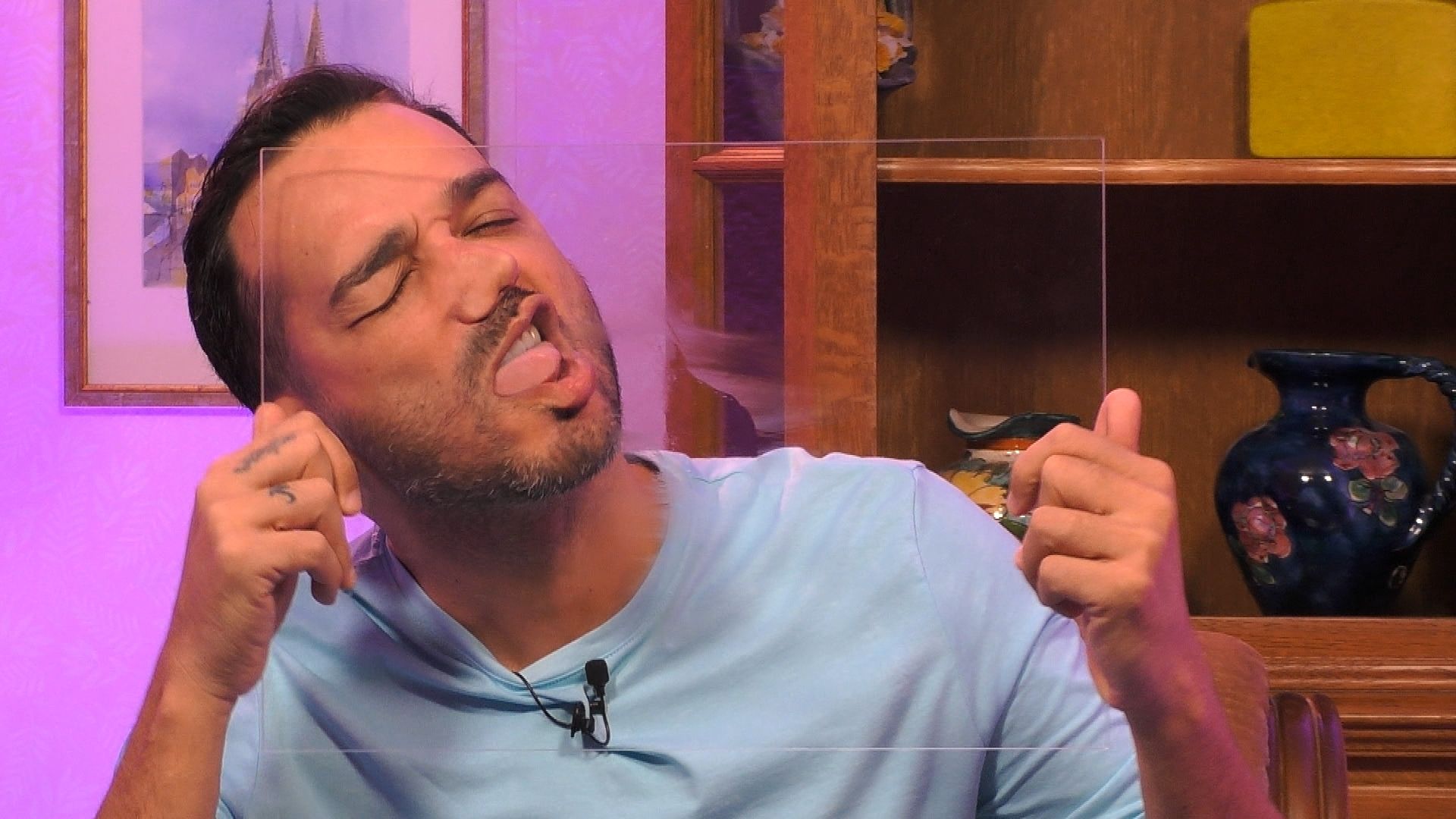Bild zum Thema "Promi Big Brother" 2024: Der große Bruder bittet seine Bewohner:innen zur Knutsch-Challenge.