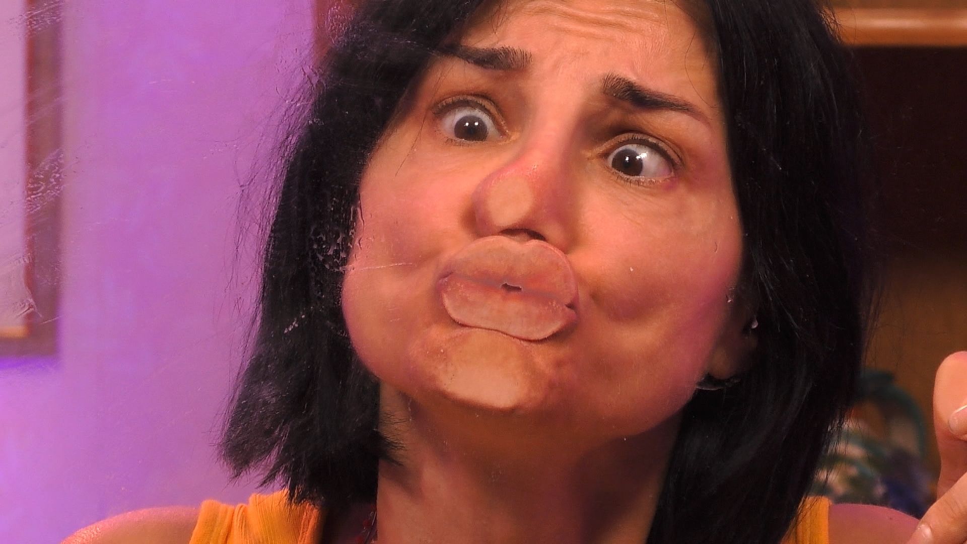 Bild zum Thema "Promi Big Brother" 2024: Der große Bruder bittet seine Bewohner:innen zur Knutsch-Challenge.