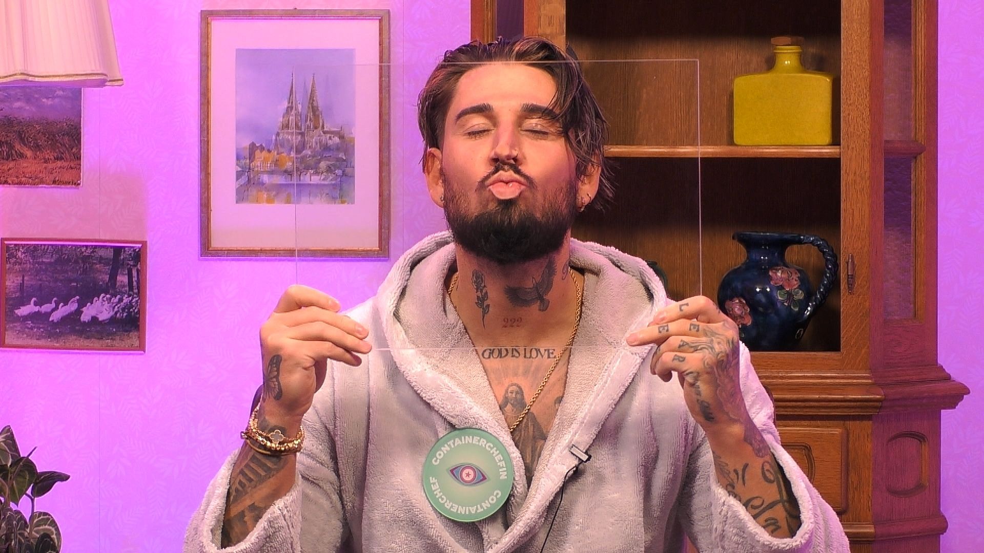 Bild zum Thema "Promi Big Brother" 2024: Der große Bruder bittet seine Bewohner:innen zur Knutsch-Challenge.